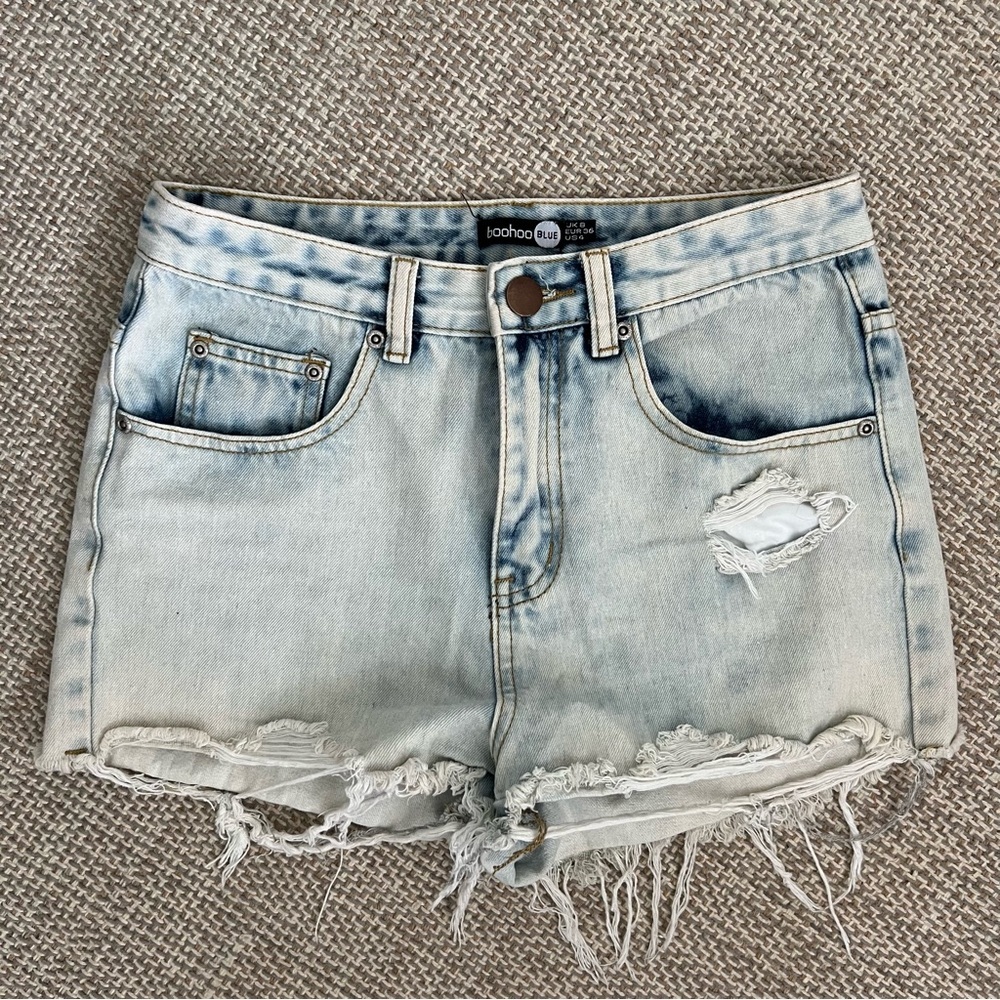 Boohoo Light Wash Cut Off Denim Shorts